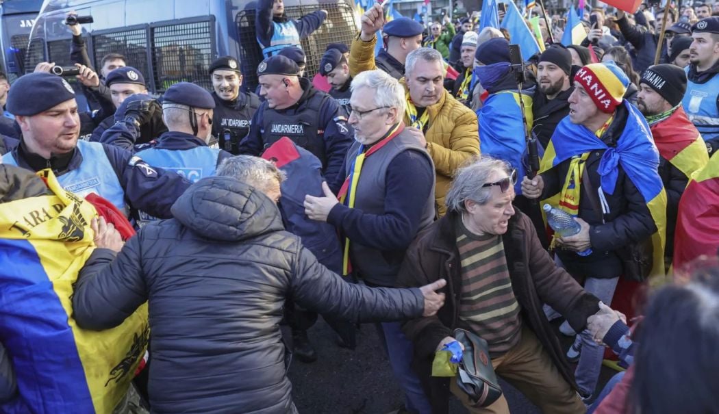 Jandarmii controlează protestatarii din Piața Victoriei: 