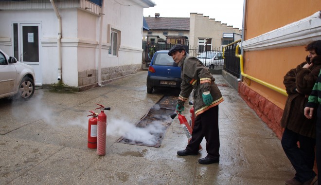 Angajații Primăriei Medgidia, instruiți împotriva incendiilor - instructajprimariemedgidia-1361881586.jpg