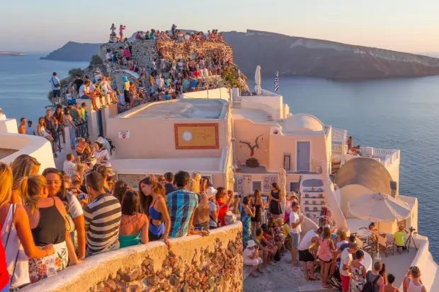 Haos pe o insulă din Grecia, după ce a fost „invadată” de peste 11.000 de turiști