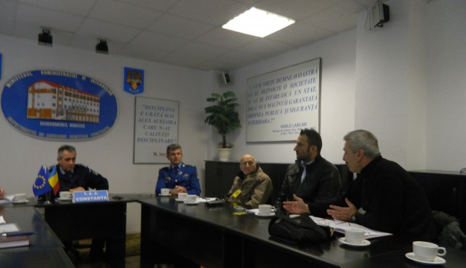Întâlnire între jandarmi și reprezentanții cluburilor sportive din municipiul Constanța - intalnire-1393324703.jpg