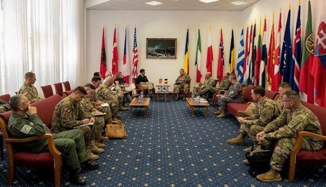 Militarii români, vizitați de secretarul de stat al Forțelor Terestre ale SUA - intalnire-1559676683.jpg