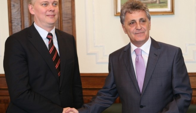 Întâlnire a miniștrilor apărării din Republica Polonă și România - intalnireaministriloraparariipol-1395647155.jpg