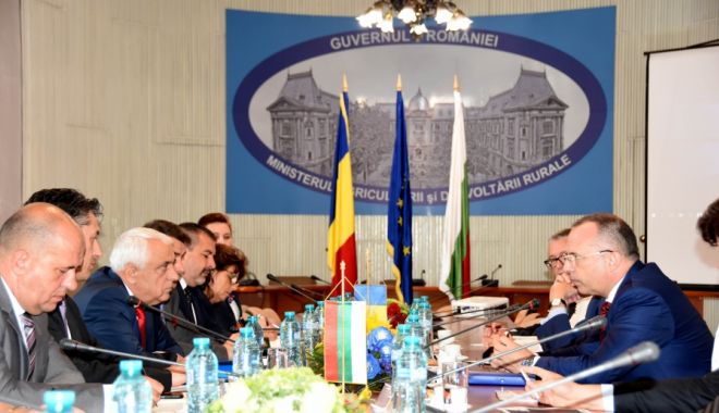 Întâlnire între miniștri agriculturii din România și Bulgaria - intalnireintreministriagricultur-1531232637.jpg
