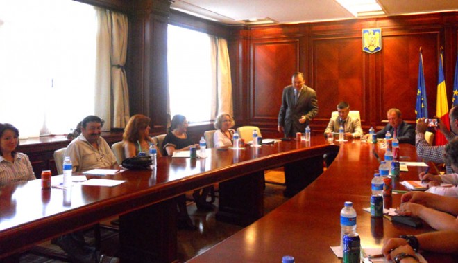 Comunitățile etnice, sfătuite să atragă fonduri europene - intalnirelaprefecturaudtr-1405257594.jpg