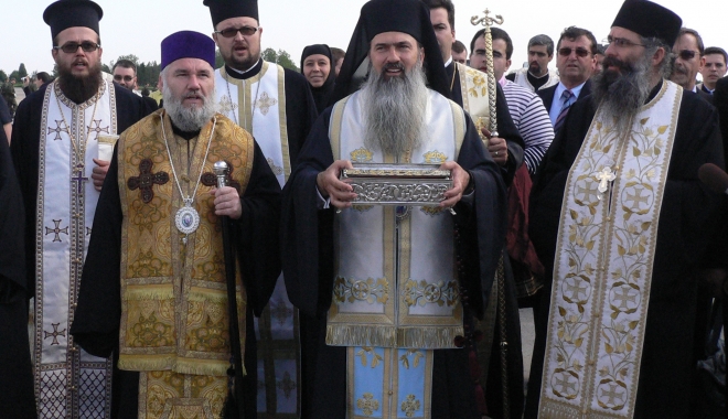 Brâul Maicii Domnului a sosit la Constanța - intampinarecinstitulbraualmaicii-1463405859.jpg