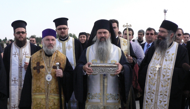 Brâul Maicii Domnului a sosit la Constanța. Acesta este expus la Catedrala Arhiepiscopală - intampinarecinstitulbraualmaicii-1463420518.jpg
