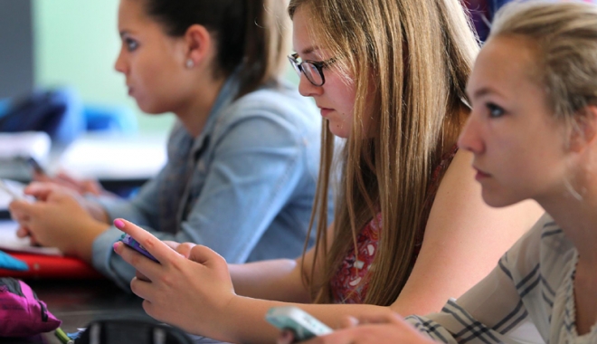 Telefoanele mobile, interzise în timpul  orelor de curs - interdictietelefoanelascoala-1492514561.jpg