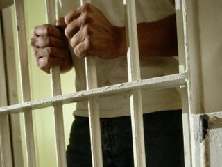 Premieră: Un interlop primește despăgubiri de 15 mii de lei pentru greșeala procurorilor - interlop-1322910204.jpg
