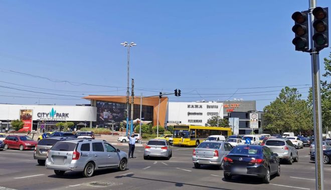 Atenție, șoferi! Nu funcţionează semafoarele de la intersecțiile străzii Soveja cu bulevardul Tomis și bulevardul Alexandru Lăpușneanu - intersectie2-1627478063.jpg