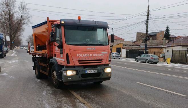 Utilajele cu material antiderapant au fost scoase pe drumuri, în municipiul Constanța