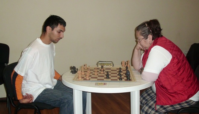 Întreceri la șah și darts pentru persoanele cu dizabilități din Constanța - intrecerihandicapati2-1381836499.jpg