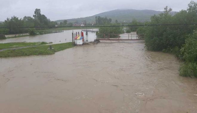 Cod portocaliu de inundații pe râurile din 10 județe - inun-1639226158.jpg