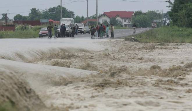 Inundațiile vor fi anunțate cu patru ore înainte - inundatie-1451561793.jpg