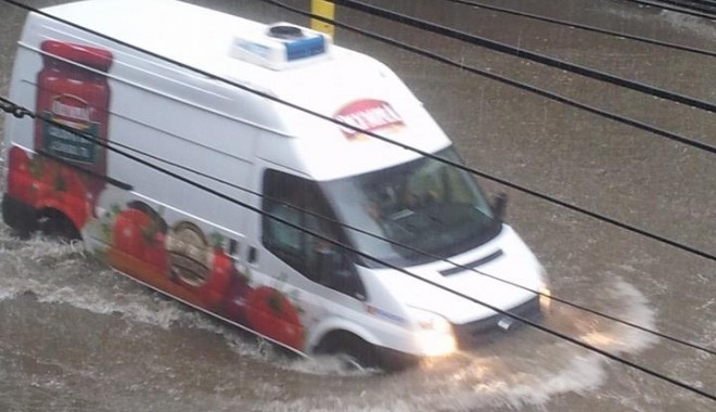Constanța sub ape! Pompierii sunt suprasolicitați - inundatieaurisluca2-1403008955.jpg