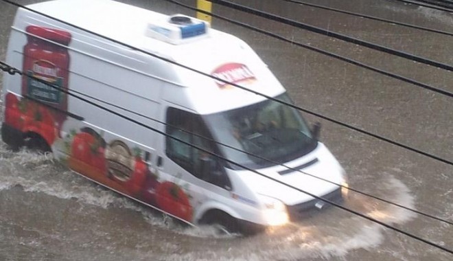 UPDATE. CONSTANȚA SUB APE: Zeci de străzi, gospodării și instituții publice sunt inundate! Canalizările nu mai fac față! GALERIE FOTO - inundatieaurisluca2-1403008981.jpg