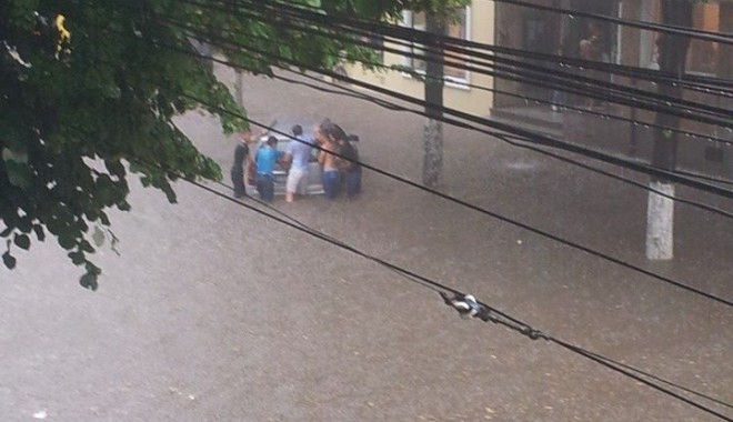 UPDATE. CONSTANȚA SUB APE: Zeci de străzi, gospodării și instituții publice sunt inundate! Canalizările nu mai fac față! GALERIE FOTO - inundatieaurisluca3-1403008997.jpg