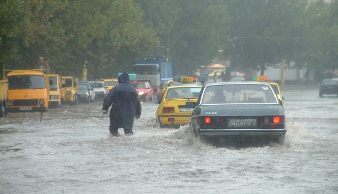 GALERIE FOTO / RUPERE DE NORI la Constanța! CANALIZĂRILE NU MAI FAC FAȚĂ - inundatiegf51-1494248298.jpg