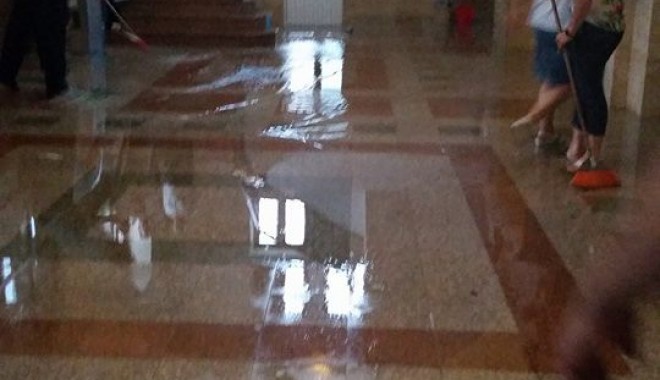 UPDATE. CONSTANȚA SUB APE: Zeci de străzi, gospodării și instituții publice sunt inundate! Canalizările nu mai fac față! GALERIE FOTO - inundatiejudecatorie1-1403009374.jpg