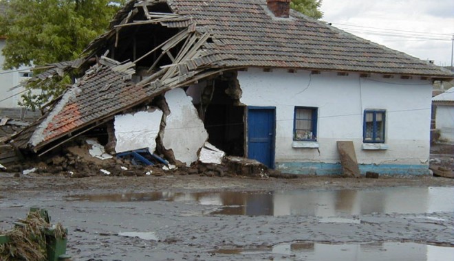 Câți constănțeni și-au făcut asigurare obligatorie a locuinței - inundatienistoresti3-1357756388.jpg