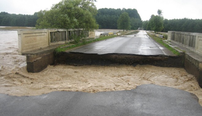 Stare de alertă în Bosnia și Serbia din cauza celor mai grave inundații din ultimii 120 de ani - inundatii-1400223630.jpg