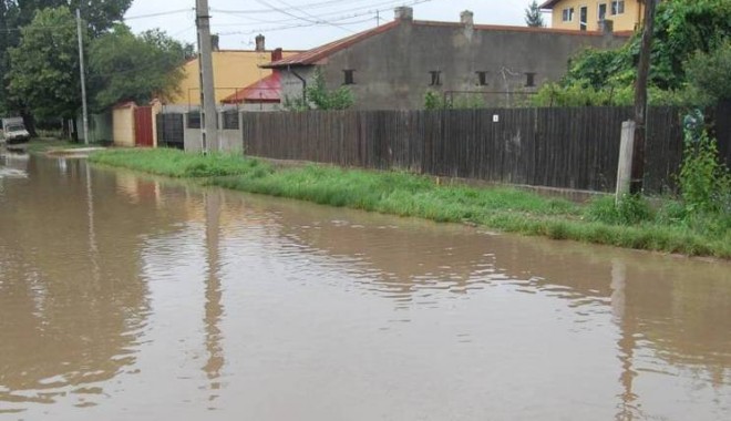 Cod portocaliu de inundații pe râuri din Argeș, Olt, Teleorman și Botoșani - inundatii-1400325375.jpg