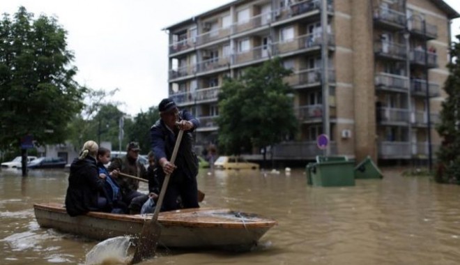 Inundații în Bulgaria. Un autocar MAI va aduce în țară turiști români blocați în Albena - inundatii-1403422832.jpg