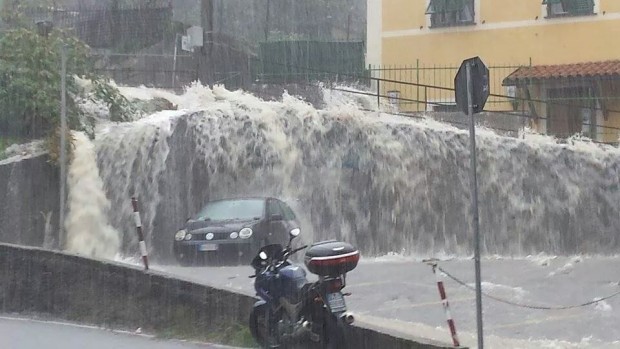 Români blocați de inundații într-o stațiune din Malaysia - inundatii-1419415958.jpg