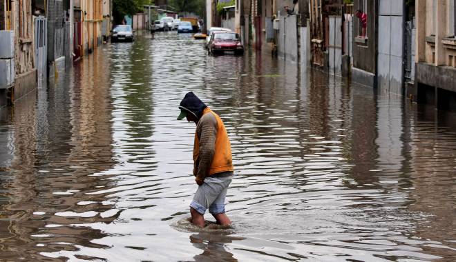 Inundații DEVASTATOARE! Bilanțul victimelor continuă să crească - inundatii-1428238577.jpg