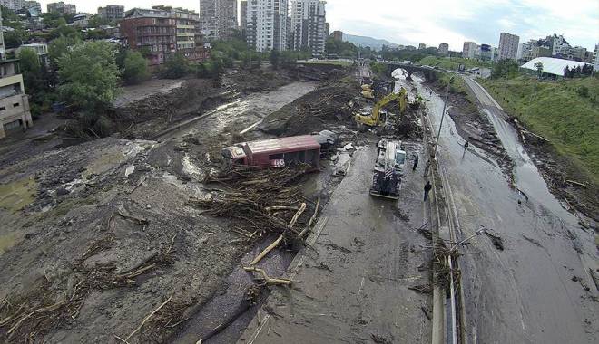 Doliu național în Georgia - inundatii-1434350824.jpg