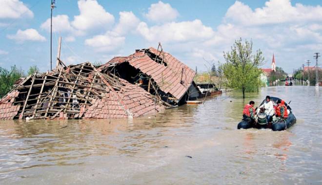 Dezastru în Franța. Inundațiile și furtunile au provocat moartea a cel puțin 13 persoane - inundatii-1443953004.jpg