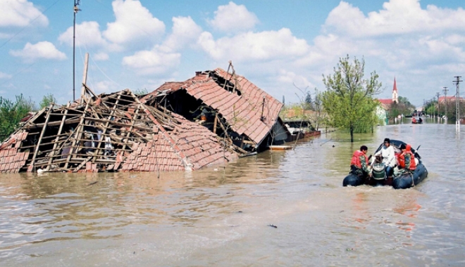 INUNDAȚII în mai multe județe. Viituri de 2 metri, sate izolate, oameni salvați de ISU - inundatii-1460275647.jpg