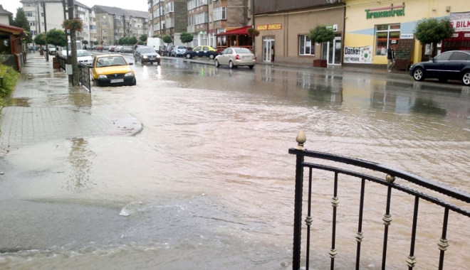 Stare critică la Constanța, risc mare  de inundații. Ce măsuri au luat autoritățile - inundatii-1476198994.jpg