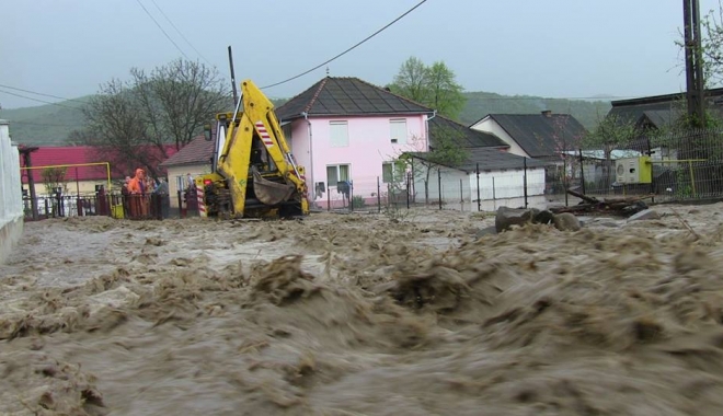 Cod portocaliu de inundații pentru râuri din mai multe județe din țară - inundatii-1494027817.jpg