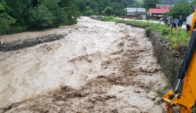 COD ROȘU de inundații în două județe - inundatii-1530343111.jpg