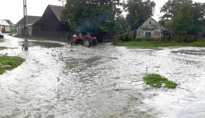 Tragedie în Tulcea: Doi nepoți și bunica lor au murit luați de viitură. Bunicul e dat dispărut - inundatii-1531292505.jpg