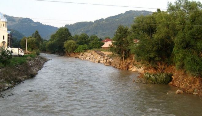 Cod portocaliu de inundații pe râuri din șase județe - inundatii-1558369405.jpg