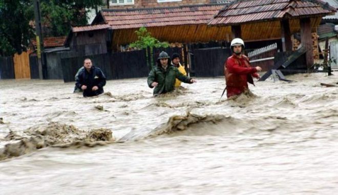 Cod portocaliu de inundații pe râuri din mai multe județe până la ora 23 - inundatii-1561298237.jpg