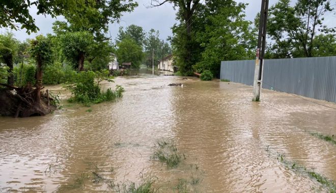 Circulația este paralizată pe mai multe drumuri din țară din cauza inundațiilor - inundatii-1592815645.jpg