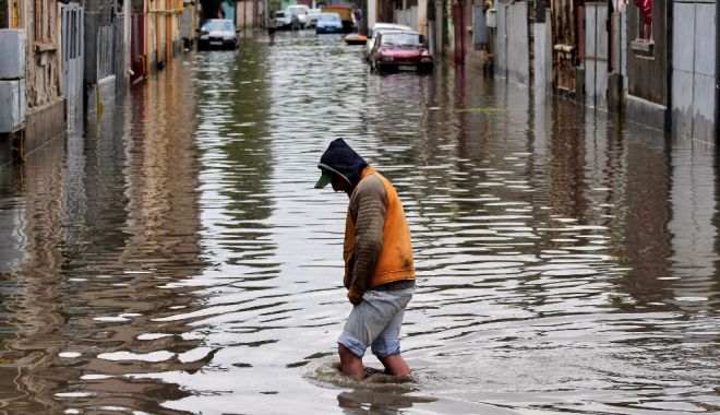 Prutul este sub cod roșu de inundații până la miezul nopții. Alte 27 de râuri, sub coduri galben sau portocaliu - inundatii-1593248372.jpg