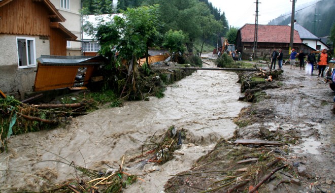Cod galben de vijelie. Iată ce localități din Constanța au rămas fără curent electric și apă potabilă - inundatii1364644512-1380695867.jpg