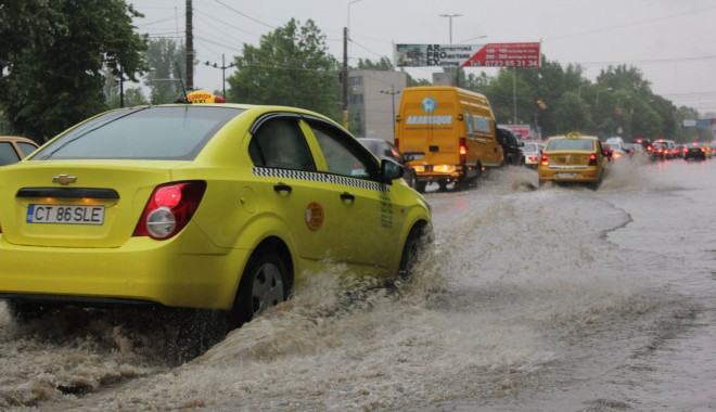 Atenție, șoferi! Traficul pe DN2A blocat. Mașini redirecționate pe varianta Ovidiu - inundatii31369392640-1380613052.jpg