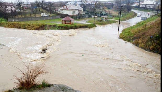Pericol de inundații în mai multe județe din Moldova și Dobrogea. Hidrologii au emis avertizări cod galben - inundatii52937200-1563106701.jpg