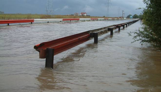 ANM. Cod portocaliu de ploi, la Constanța - inundatii9-1440139942.jpg