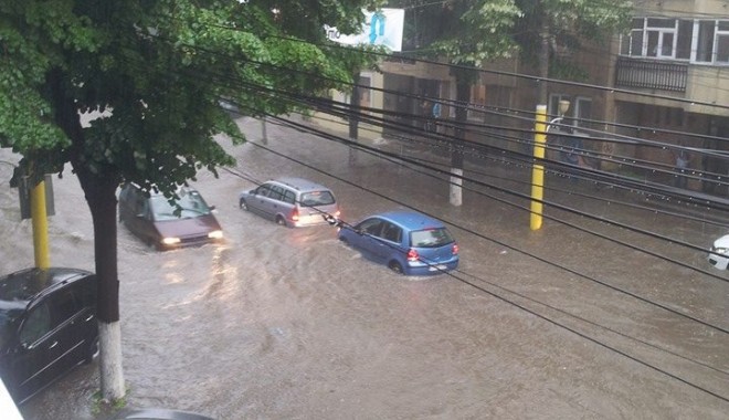 UPDATE. CONSTANȚA SUB APE: Zeci de străzi, gospodării și instituții publice sunt inundate! Canalizările nu mai fac față! GALERIE FOTO - inundatiiaurisluca-1403008326.jpg