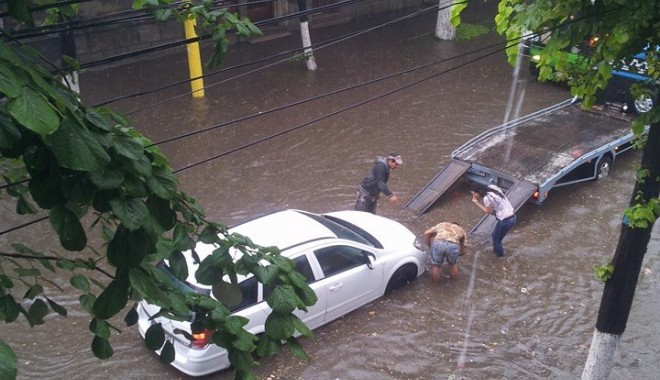 UPDATE. CONSTANȚA SUB APE: Zeci de străzi, gospodării și instituții publice sunt inundate! Canalizările nu mai fac față! GALERIE FOTO - inundatiiaurisluca-1403009022.jpg