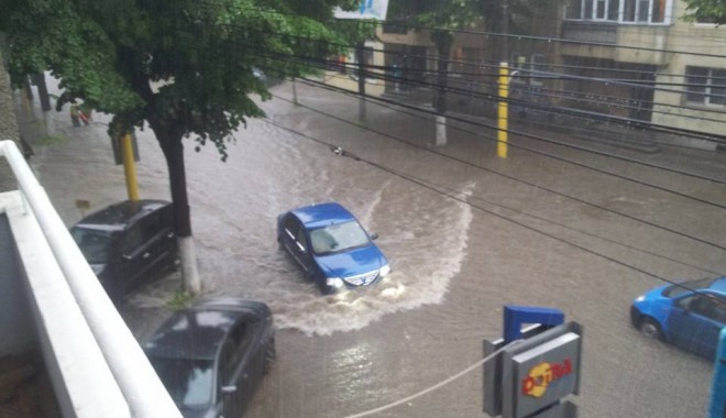 UPDATE. CONSTANȚA SUB APE: Zeci de străzi, gospodării și instituții publice sunt inundate! Canalizările nu mai fac față! GALERIE FOTO - inundatiiaurisluca1-1403008307.jpg
