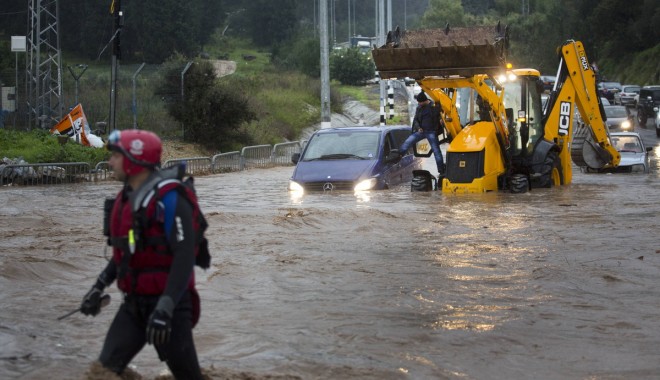 Situația se înrăutățește în Balcani, din cauza inundațiilor - inundatiibosnia-1400508207.jpg