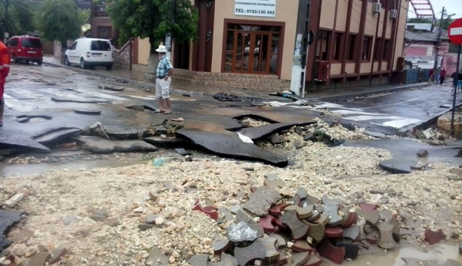 Orașul Cernavodă prinde din nou viață, după necazurile produse de inundații - inundatiicernavoda1-1373202443.jpg