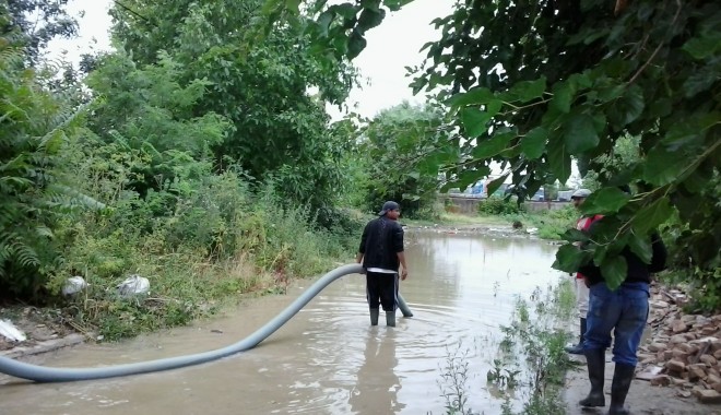 IMAGINILE DEZASTRULUI în județul CONSTANȚA / Nouă familii evacuate și peste 20 de străzi distruse / GALERIE FOTO - inundatiicernavoda3-1372666997.jpg