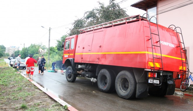 Jumătate din mașinile de pompieri trebuie duse la casat - inundatiicostinesticasepompieri3-1357911473.jpg